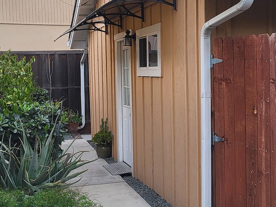 FRONT OF HOUSE
VERY PRIVATE