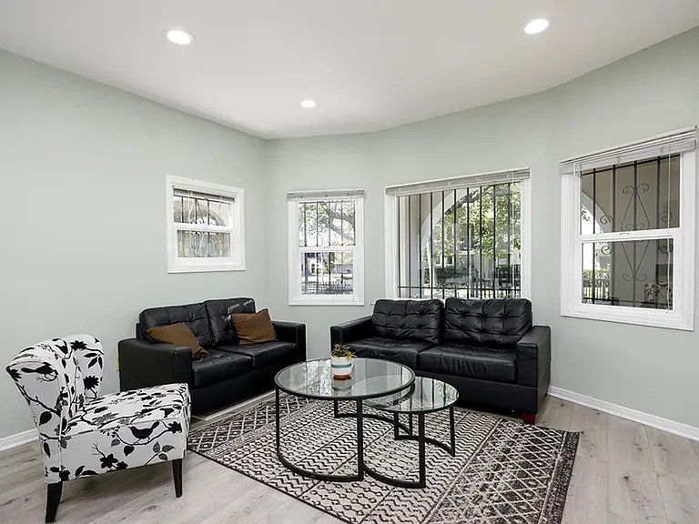 1220 W 27th St — Photo 4