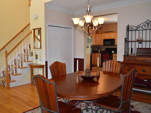 3rd image of 6 Peachtree Ln