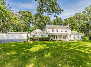 1802 Palatine Rd, Inverness, IL 60067