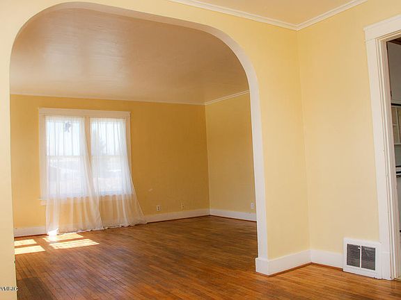 4th image of 207 E Court St