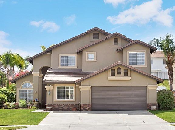 2nd image of 806 Crestmont Cir