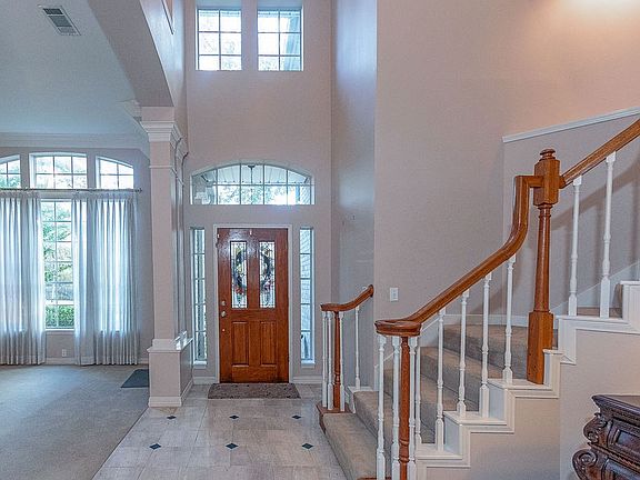 4th image of 501 Crown Colony Dr