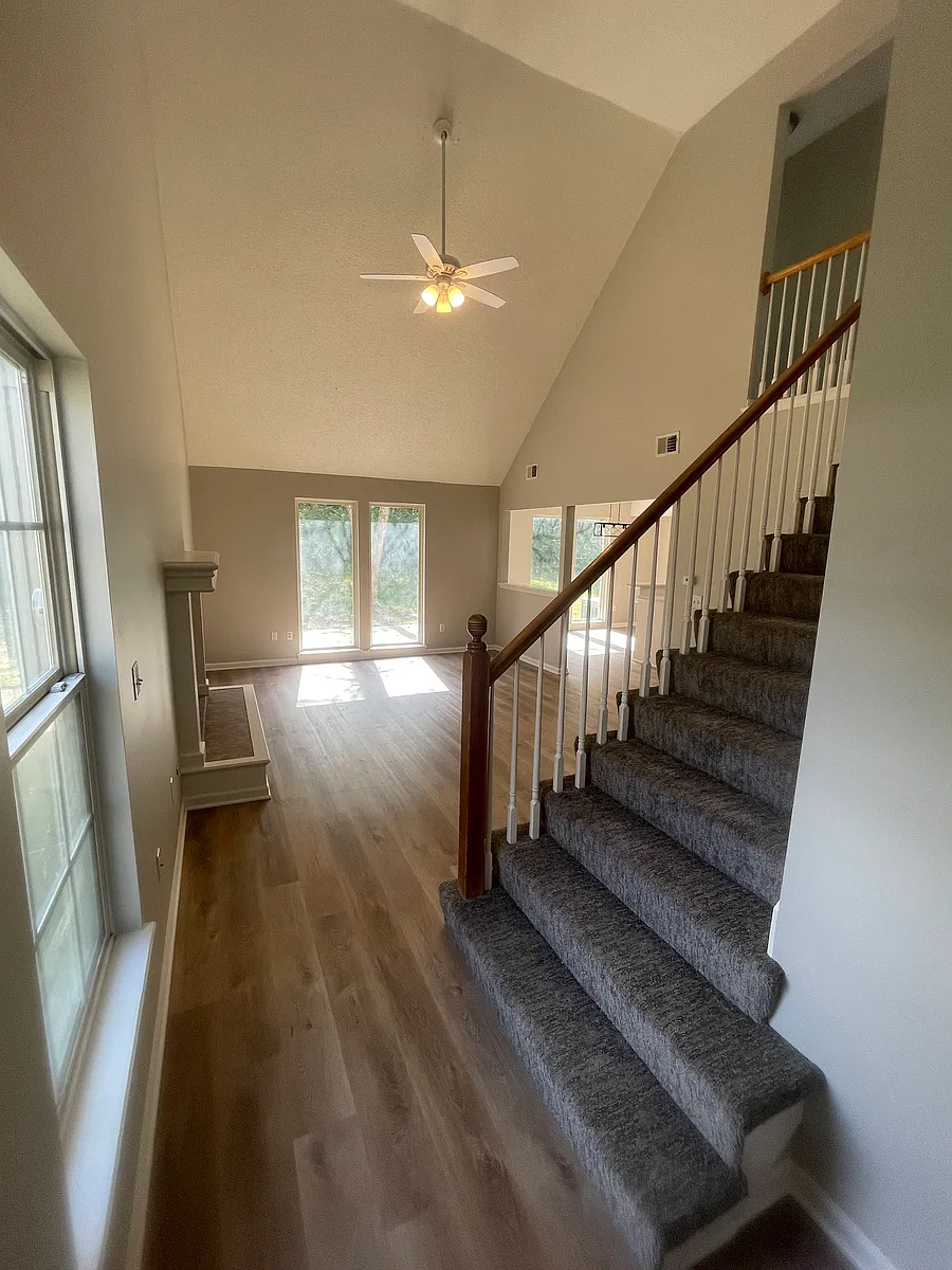 Building Photo - 727 NE Swann Cir