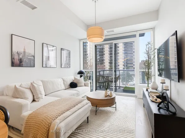 101 Erskine Ave #217, Toronto, ON M4P 0C5
