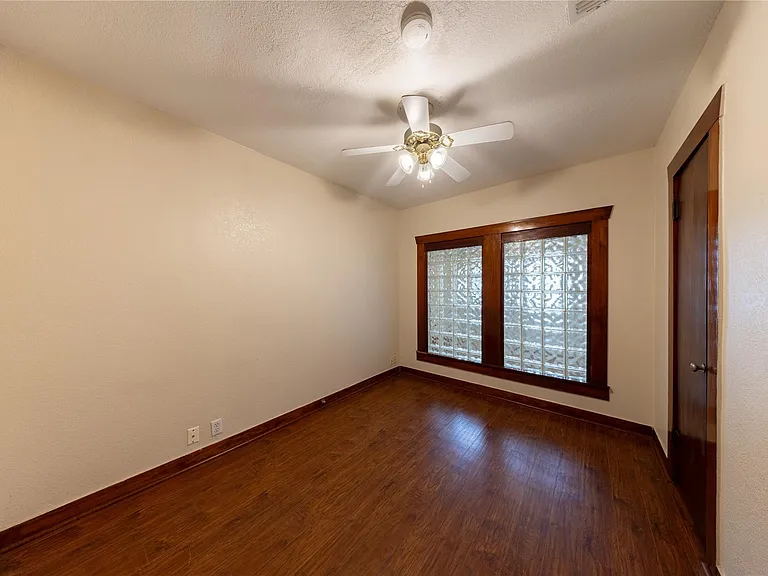 1229 W 21st St — Photo 18