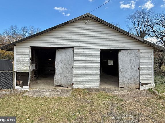 4th image of 1066 E Sherman Ave