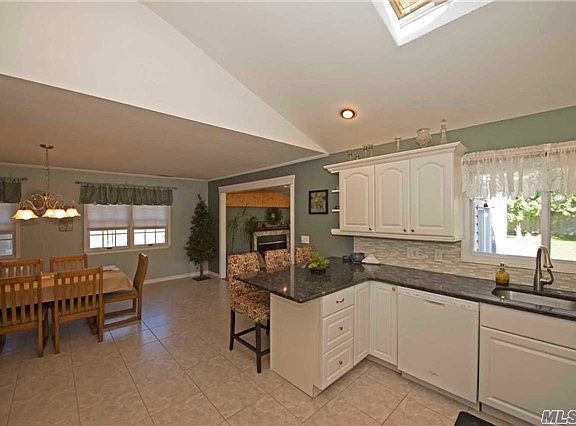 5th image of 437 Sayville Blvd