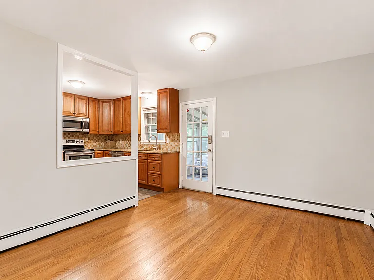 225 Claflin Ave — Photo 7