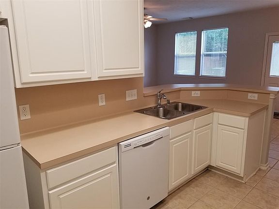 3rd image of 430 Folk Crest Ln