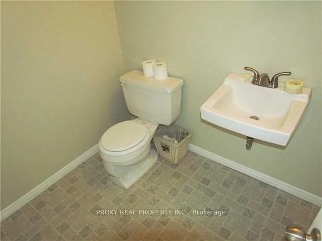 785 Greenfield Cres — Photo 11
