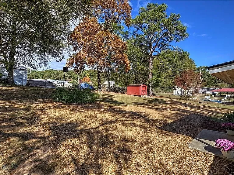 195 Floral Dr — Photo 3