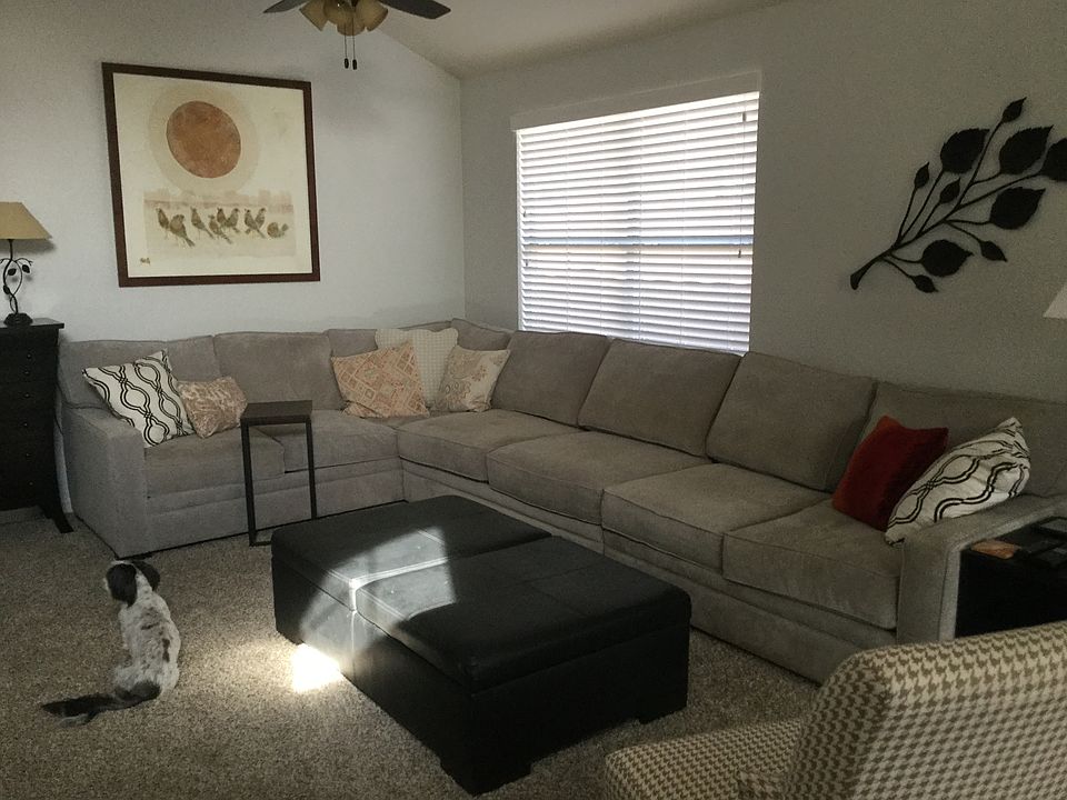 Living room, vaulted ceiling