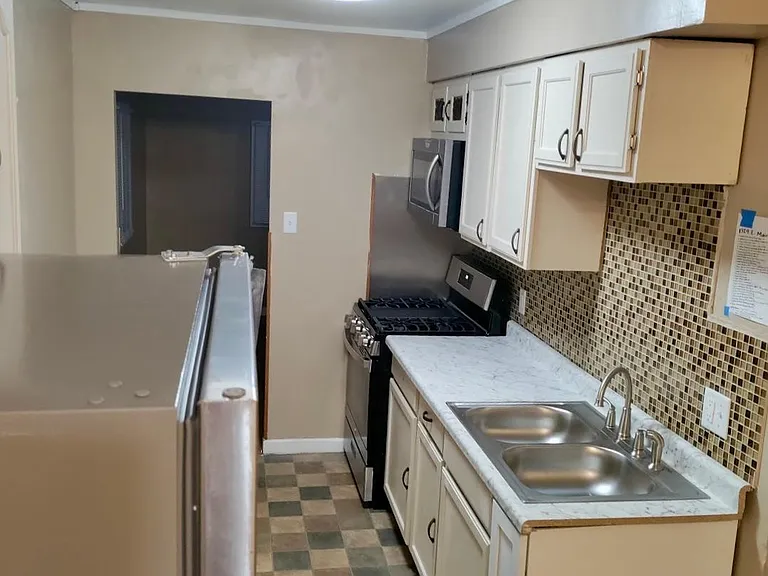 1329 E Main St — Photo 19