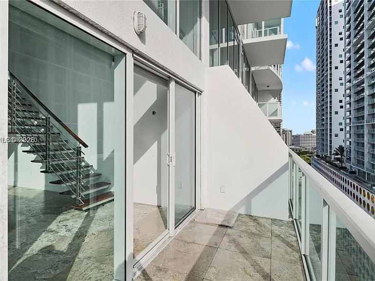 41 SE 5th St #1016 — Photo 8