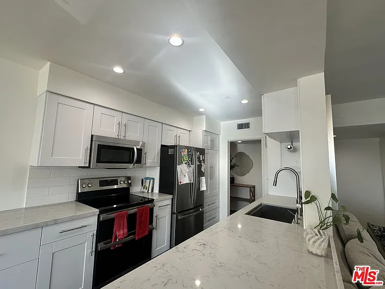451 S Barrington Ave #202 — Photo 7