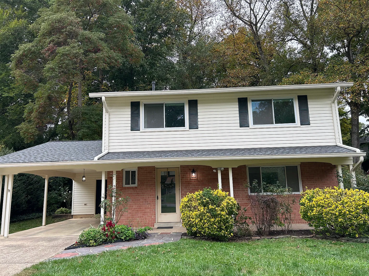 4 bed, 2.5 bath, 2100 sqft, $4,400 — Photo 1