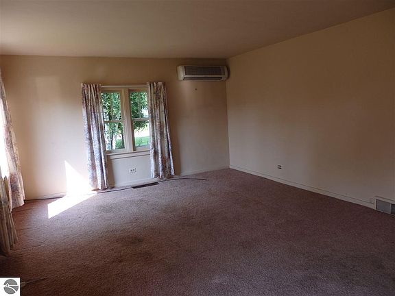 5th image of 824 W 1st St