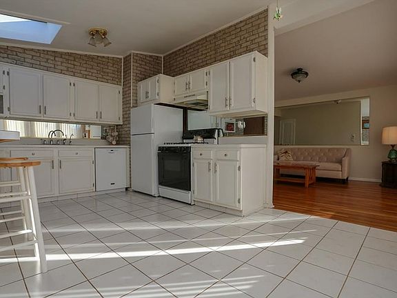 5th image of 163 Charles Blvd