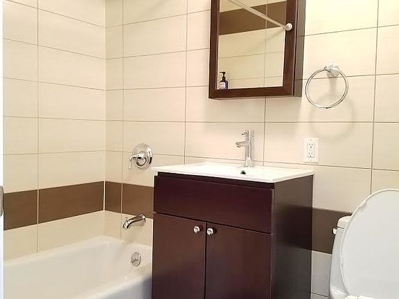 4th image of 2648 30th St #2R