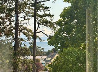 427 Lampson St #404, Esquimalt, BC V9A5Y6