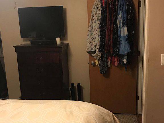 5th image of 17 Village Ct