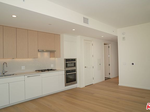 4th image of 877 S Francisco St #1002