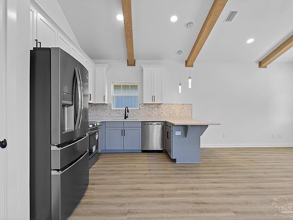 2nd image of 512 N E St