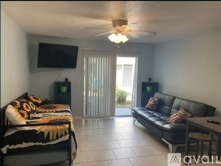 220 Columbia Dr — Photo 2