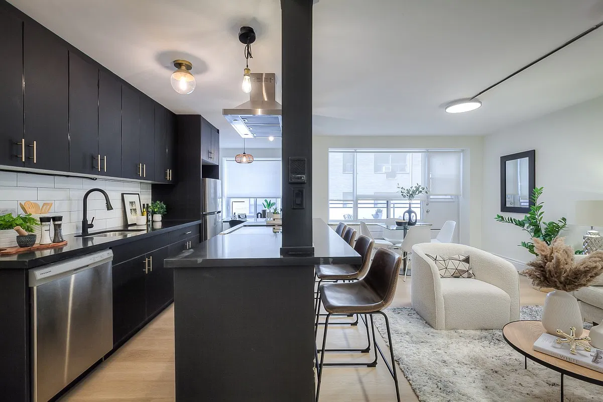 420 Eglinton Ave E — Photo 2