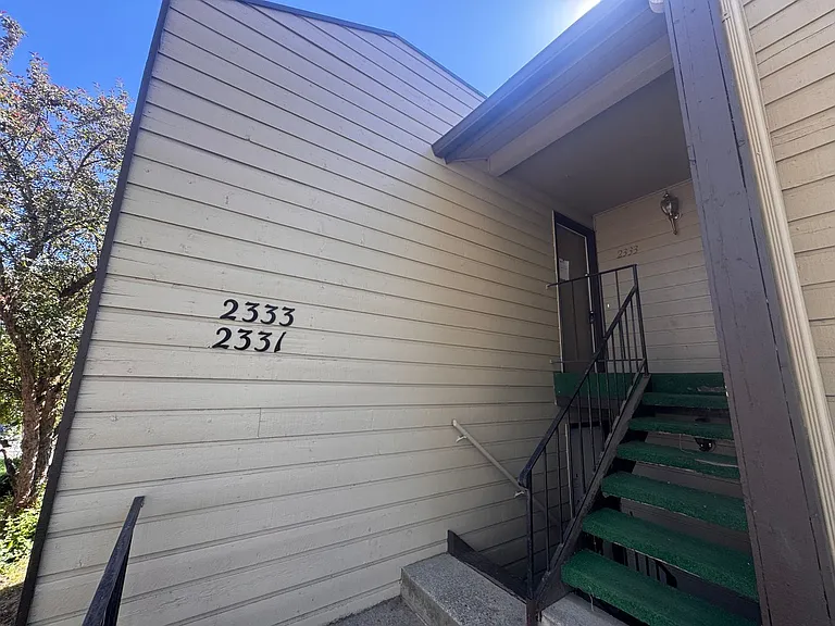 Stunning 2 Bed, 1 Bath w/ Laundry & AC in Lincoln Heights! — Photo 16