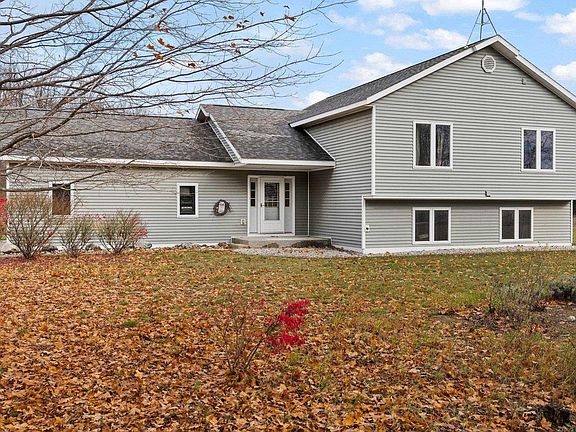 2nd image of 957 Sugarbush Ln