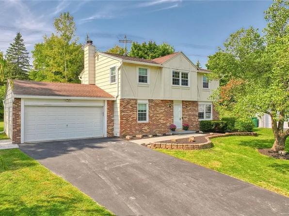 1 Wheatfield Cir, Fairport, NY 14450
