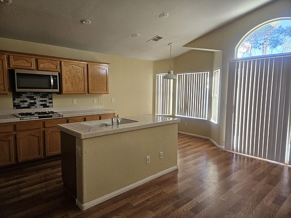 3rd image of 2320 Hunt Club St