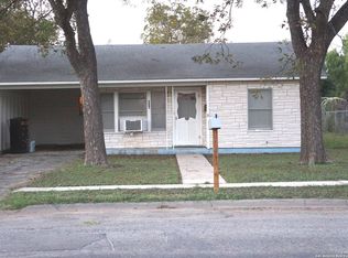 634 E Mesquite St, Uvalde, TX 78801