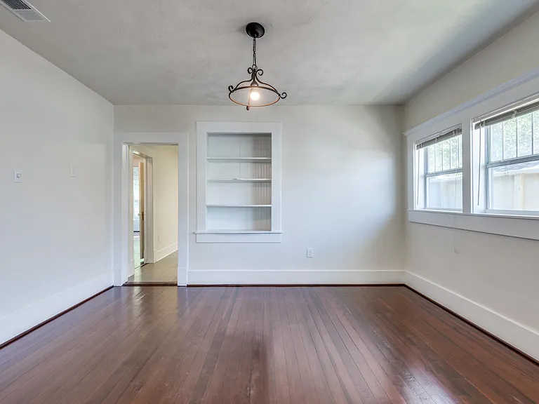 210 E Standifer St — Photo 10