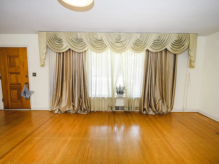 2709 Goldsmith Ln — Photo 6