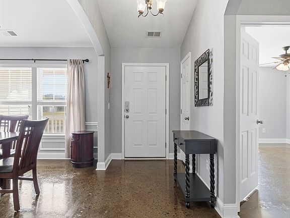 4th image of 113 Heath Dr.