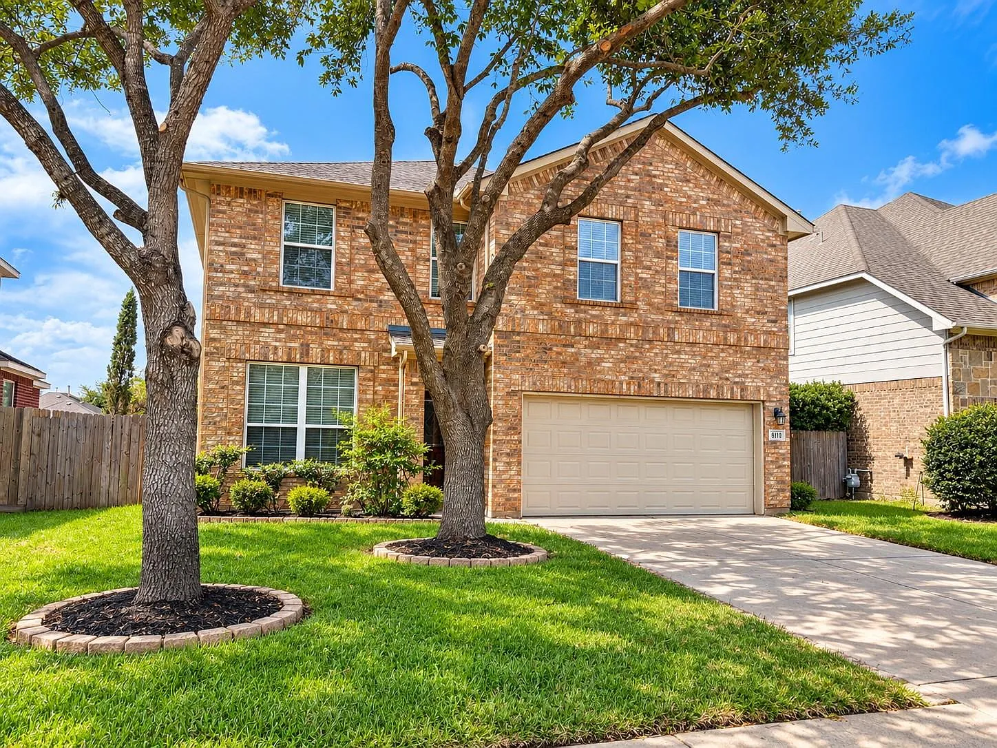 4 bed, 2.5 bath, 2465 sqft, $2,350 — Photo 2