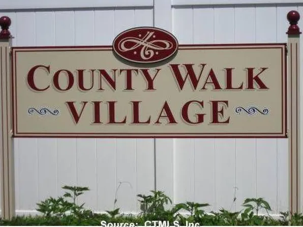 46 County Walk Ln, East Haven, CT 06512