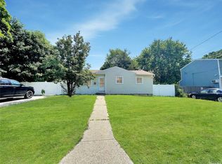 63 Applegate Dr, Central Islip, NY 11722