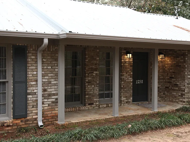 1231 Heritage Dr — Photo 1