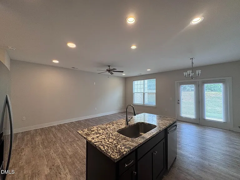 917 Hillman Ln — Photo 2