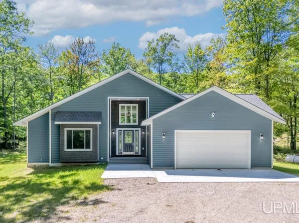W8031 Millie Hill Estates Dr, Iron Mountain, MI 49801