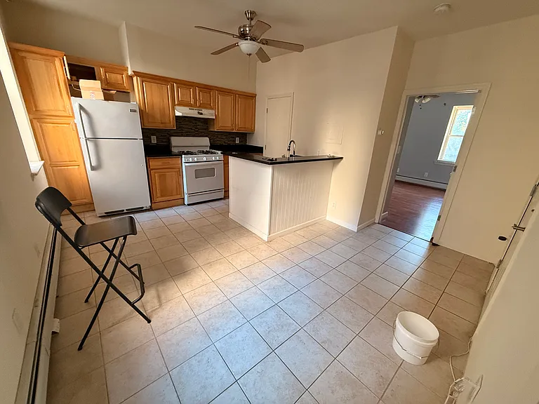 41 Montgomery St #2 — Photo 4