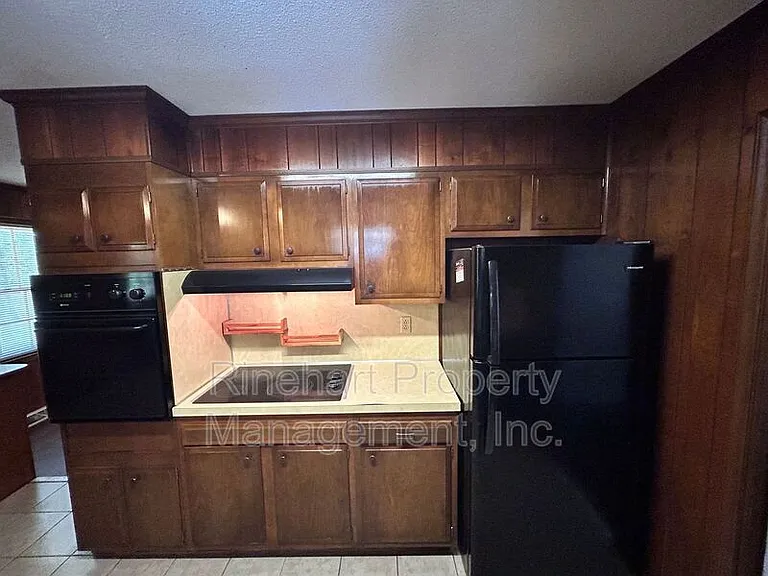 699 University Dr — Photo 5