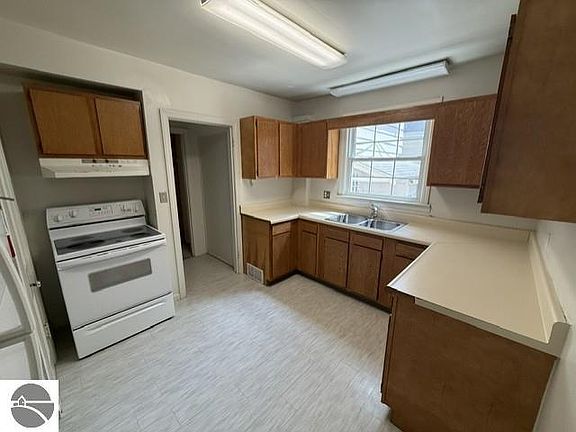 4th image of 715 W Center St