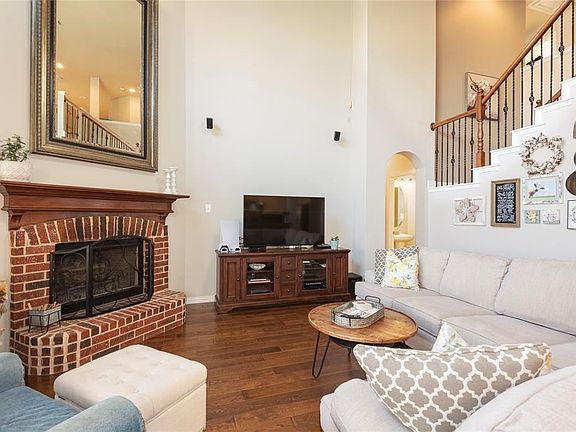2nd image of 3010 Leslie Dr
