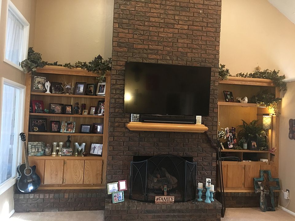 Gas fireplace with remote. 