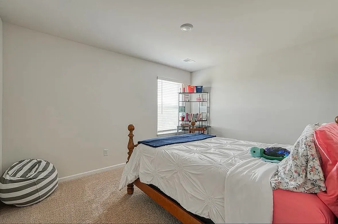 4 bed, 2.5 bath, 2230 sqft, $2,200 — Photo 4